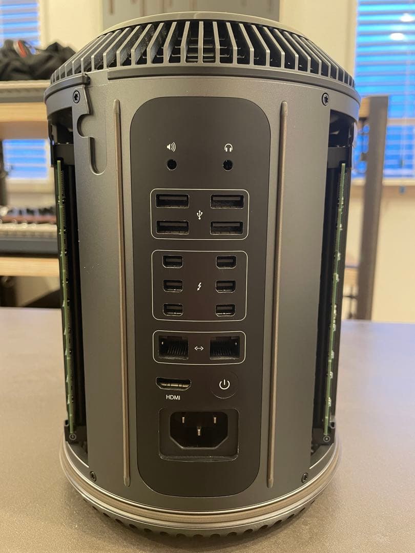 Apple Mac Pro 2013 本体