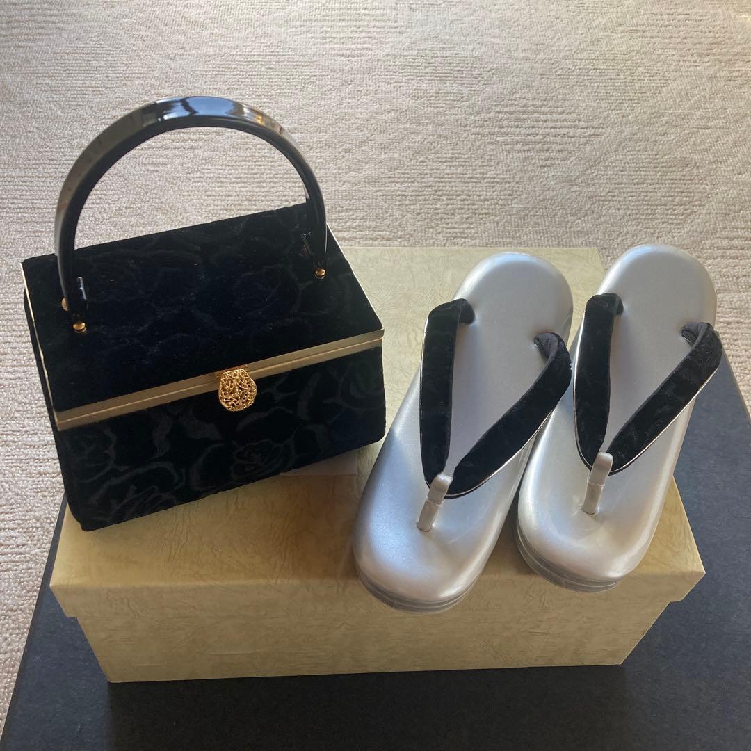 黒の花柄ベルベットバッグとシルバーの草履のセット