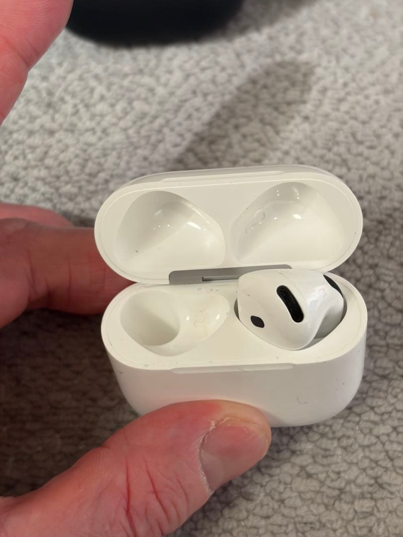 【極美品】AirPods 4（第4世代）ケース・右耳のみ・箱・おまけケース付