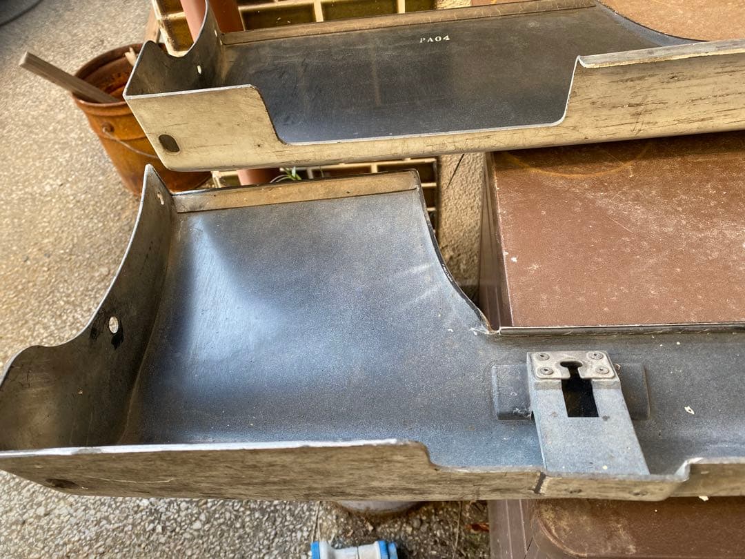 S14前期シルビアの純正型の左右のサイドスカート