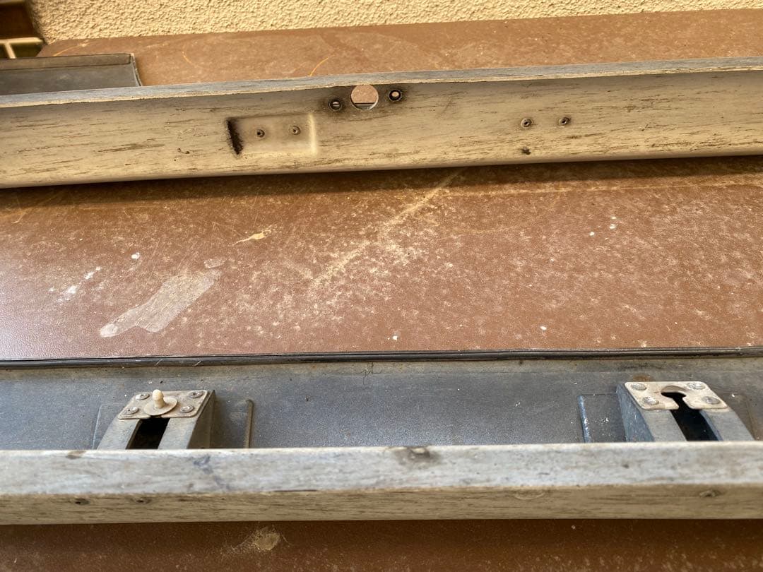 S14前期シルビアの純正型の左右のサイドスカート