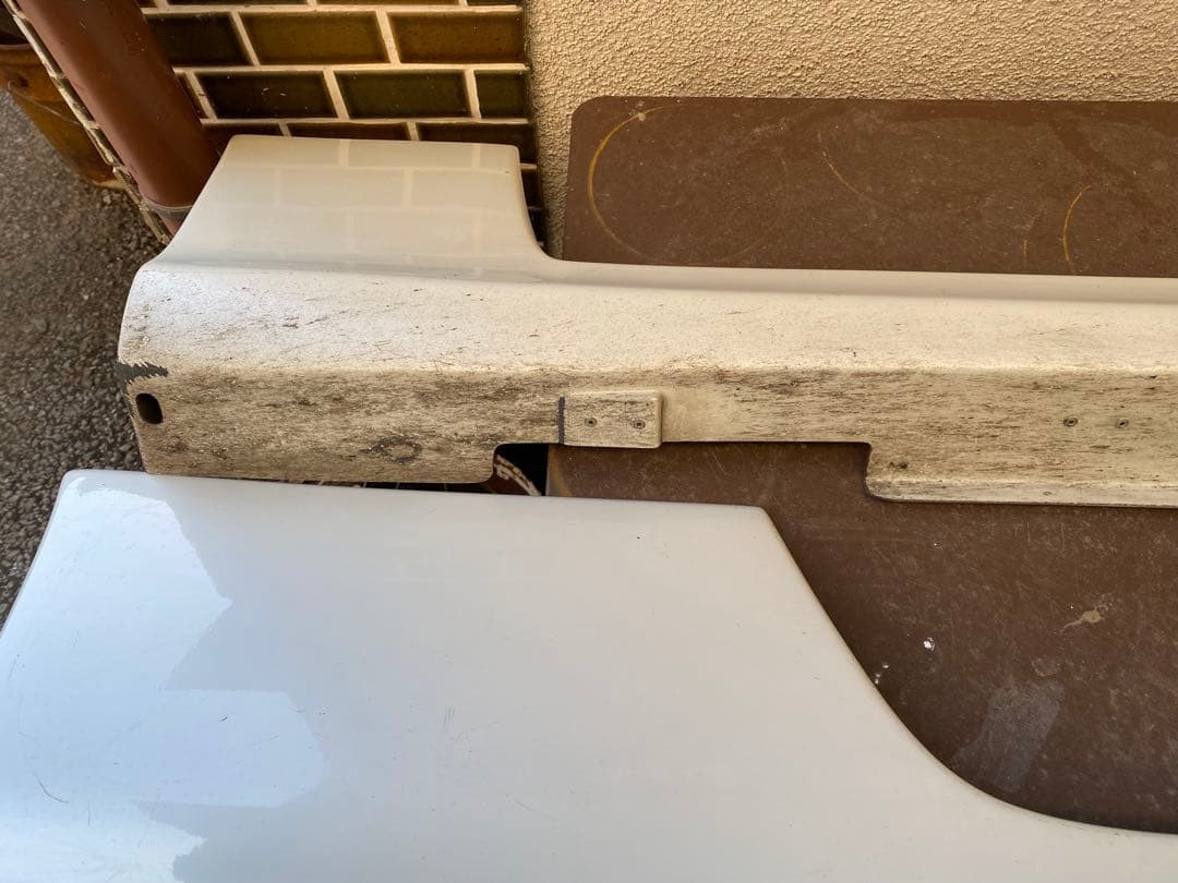 S14前期シルビアの純正型の左右のサイドスカート