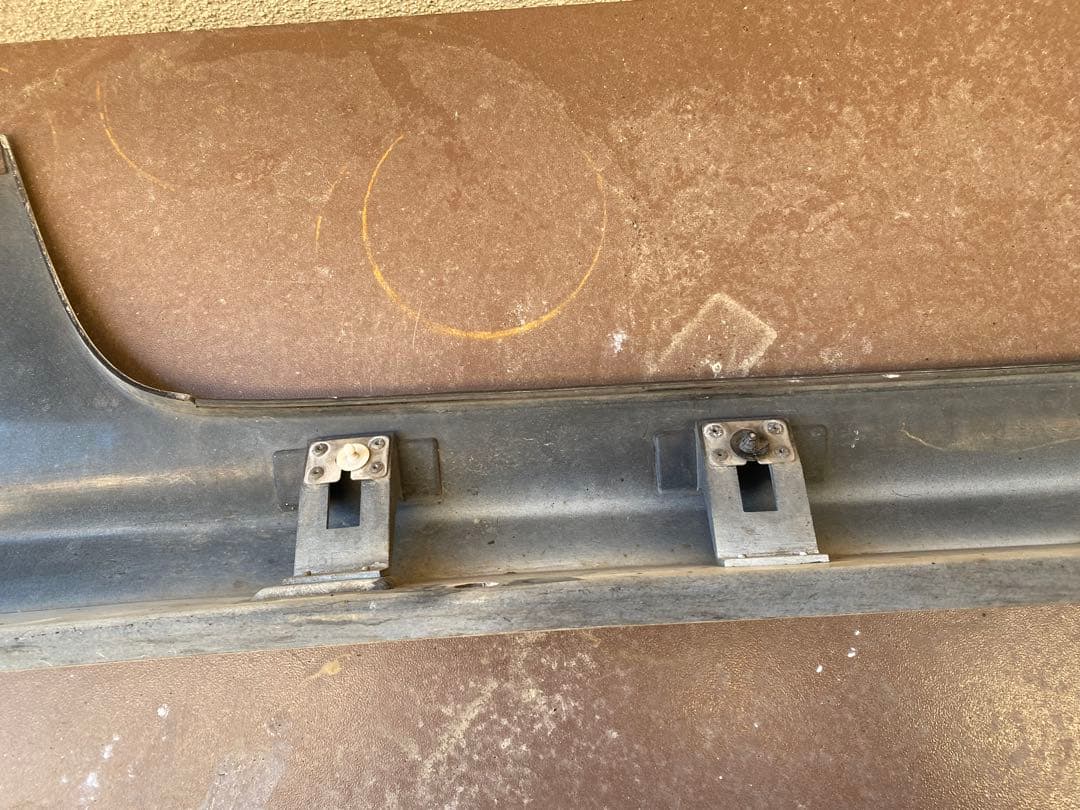 S14前期シルビアの純正型の左右のサイドスカート