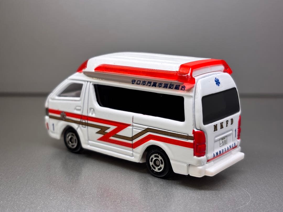 k トミカ救急車「カスタム」