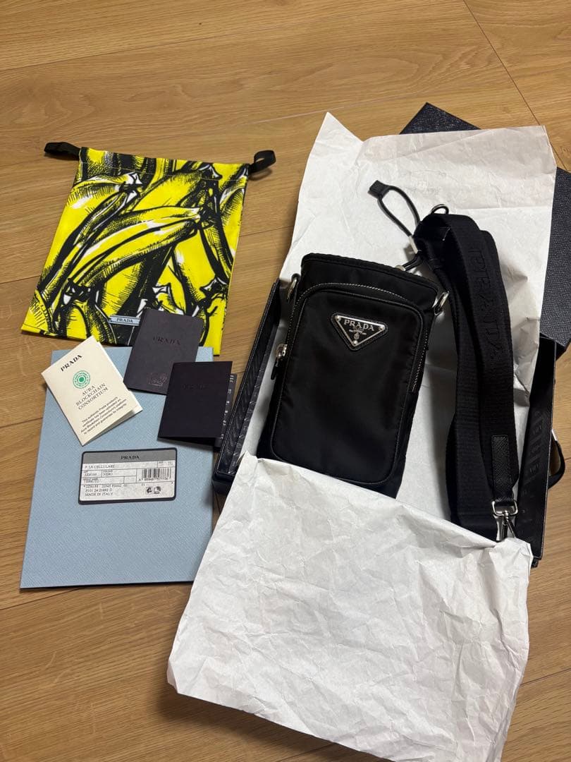 確実正規品　PRADAスマートフォンケース　本日のみの値下げ