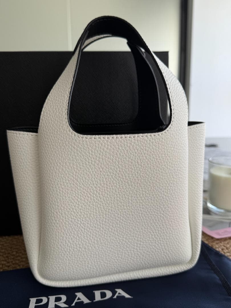 PRADA 白い革のハンドバッグです