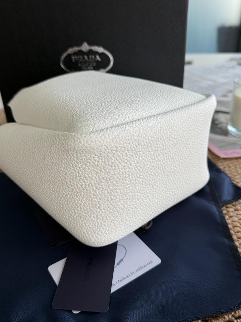 PRADA 白い革のハンドバッグです