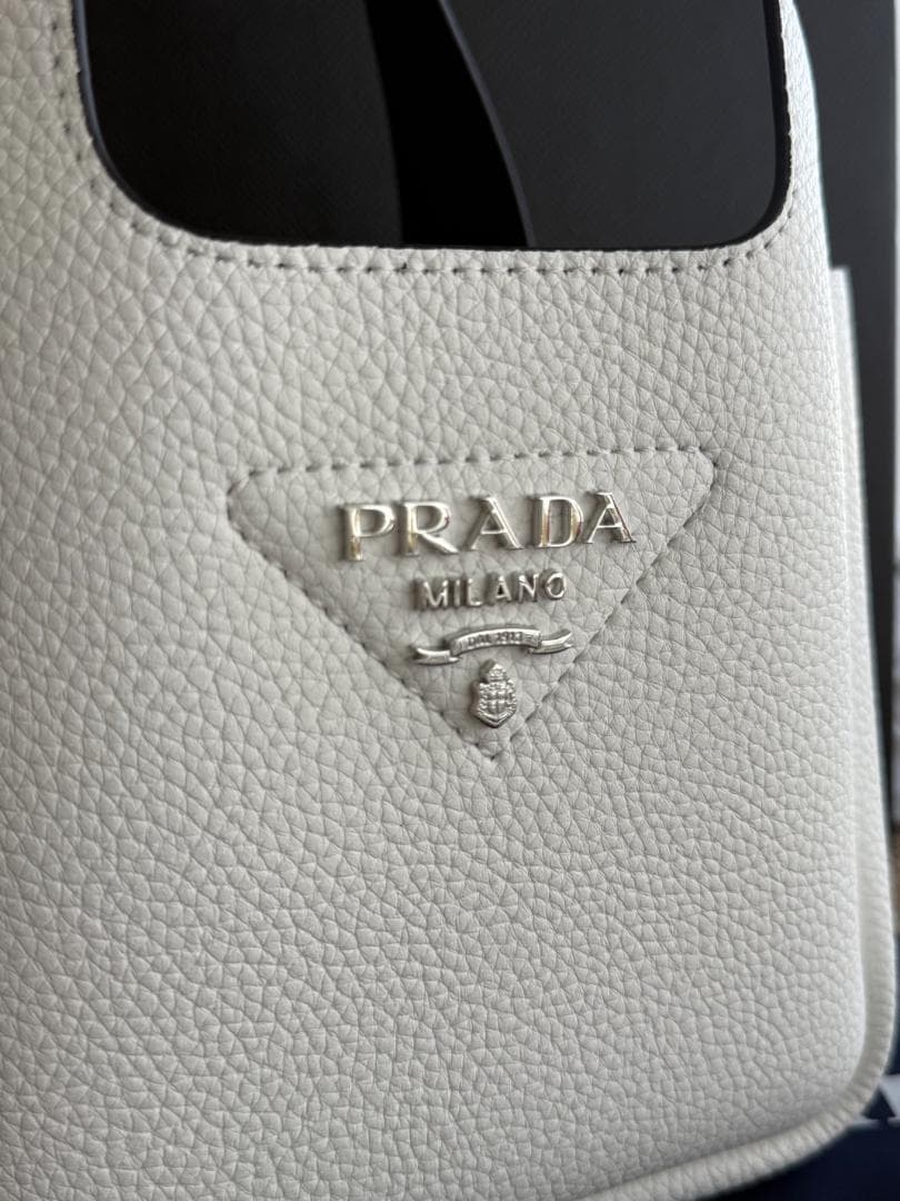 PRADA 白い革のハンドバッグです