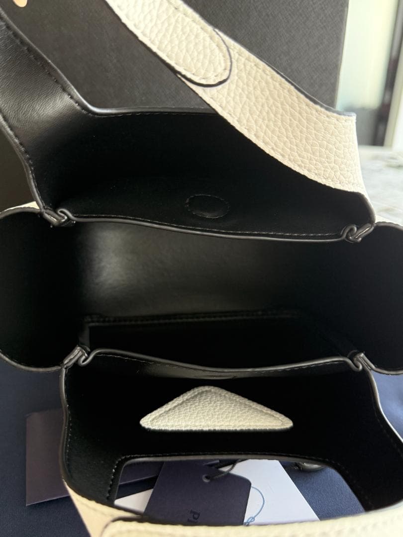 PRADA 白い革のハンドバッグです