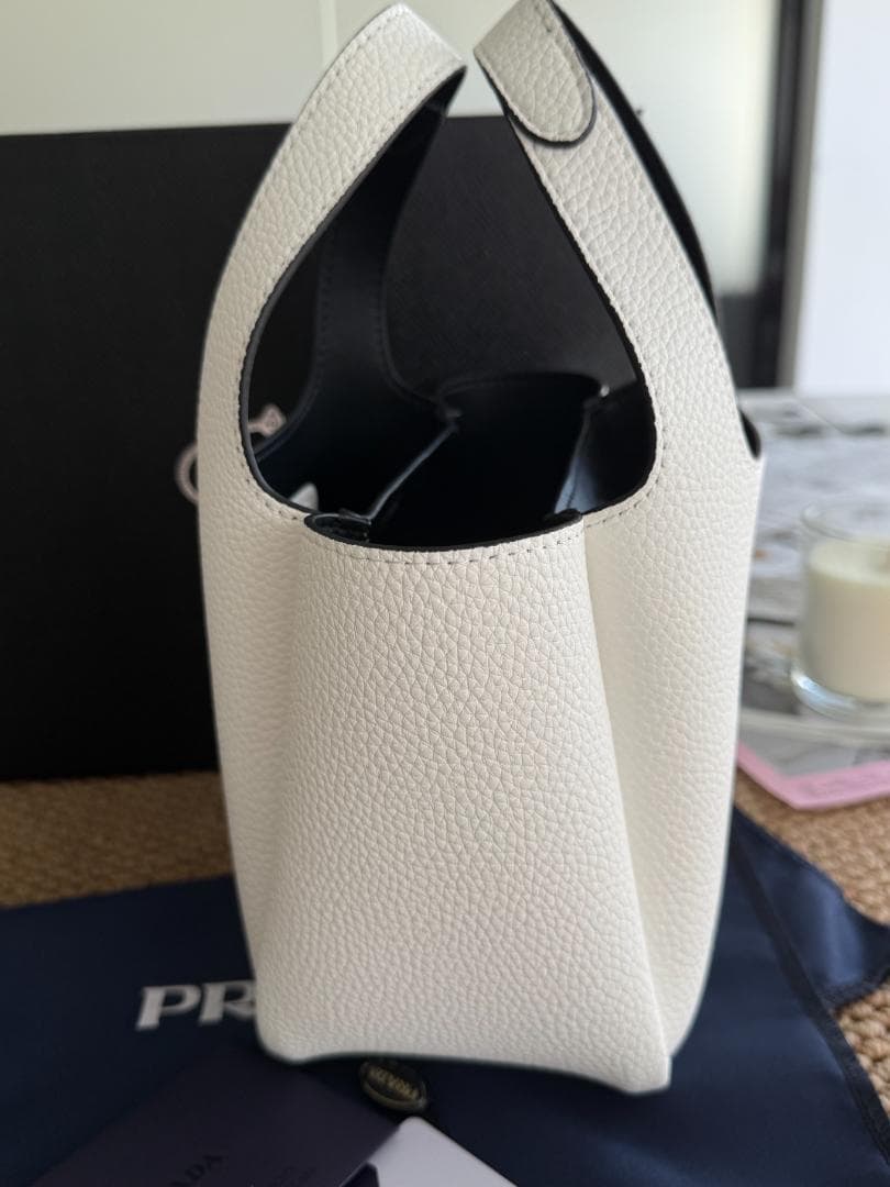 PRADA 白い革のハンドバッグです