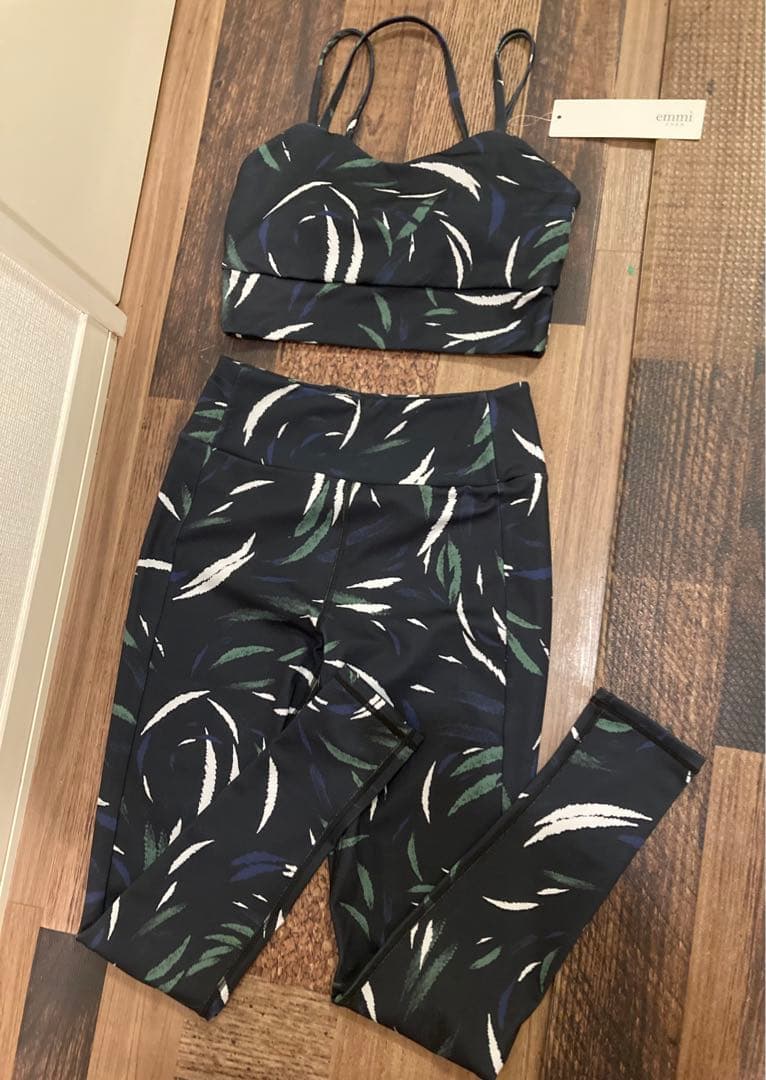 極美　emmi yoga エミヨガ　ヨガウェア　フェザー柄　ブラック　S