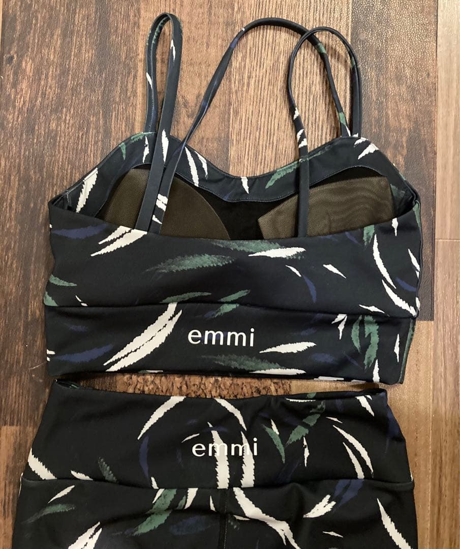 極美　emmi yoga エミヨガ　ヨガウェア　フェザー柄　ブラック　S