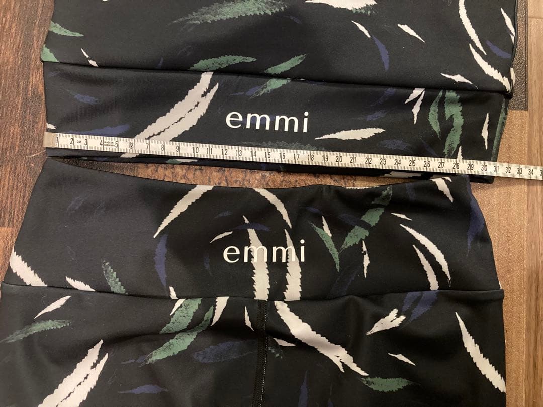 極美　emmi yoga エミヨガ　ヨガウェア　フェザー柄　ブラック　S