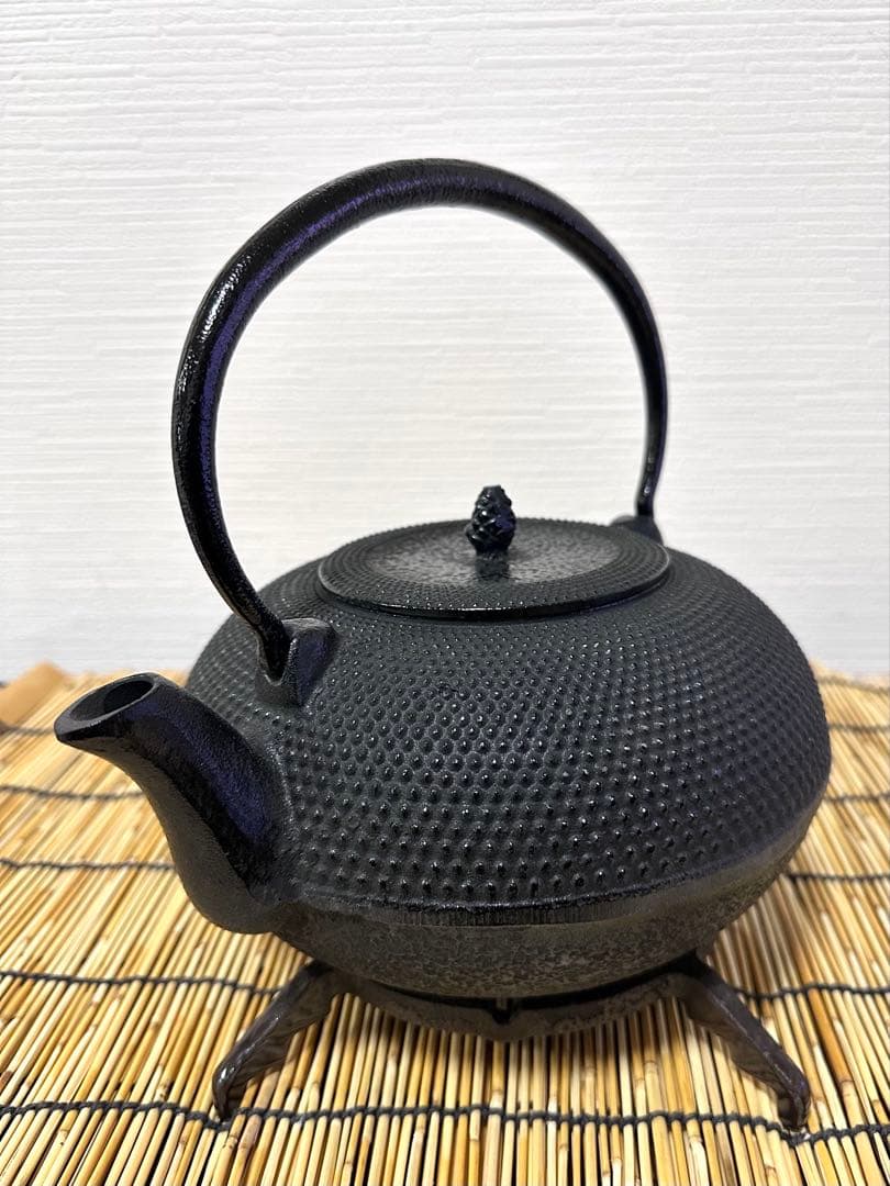 未使用品、付属品付　南部雲南堂鍋元造１５型丸平形アラレ　鉄瓶　南部鉄瓶　南部鉄器