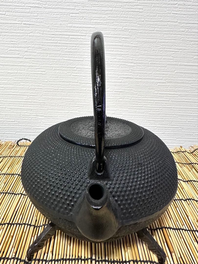 未使用品、付属品付　南部雲南堂鍋元造１５型丸平形アラレ　鉄瓶　南部鉄瓶　南部鉄器