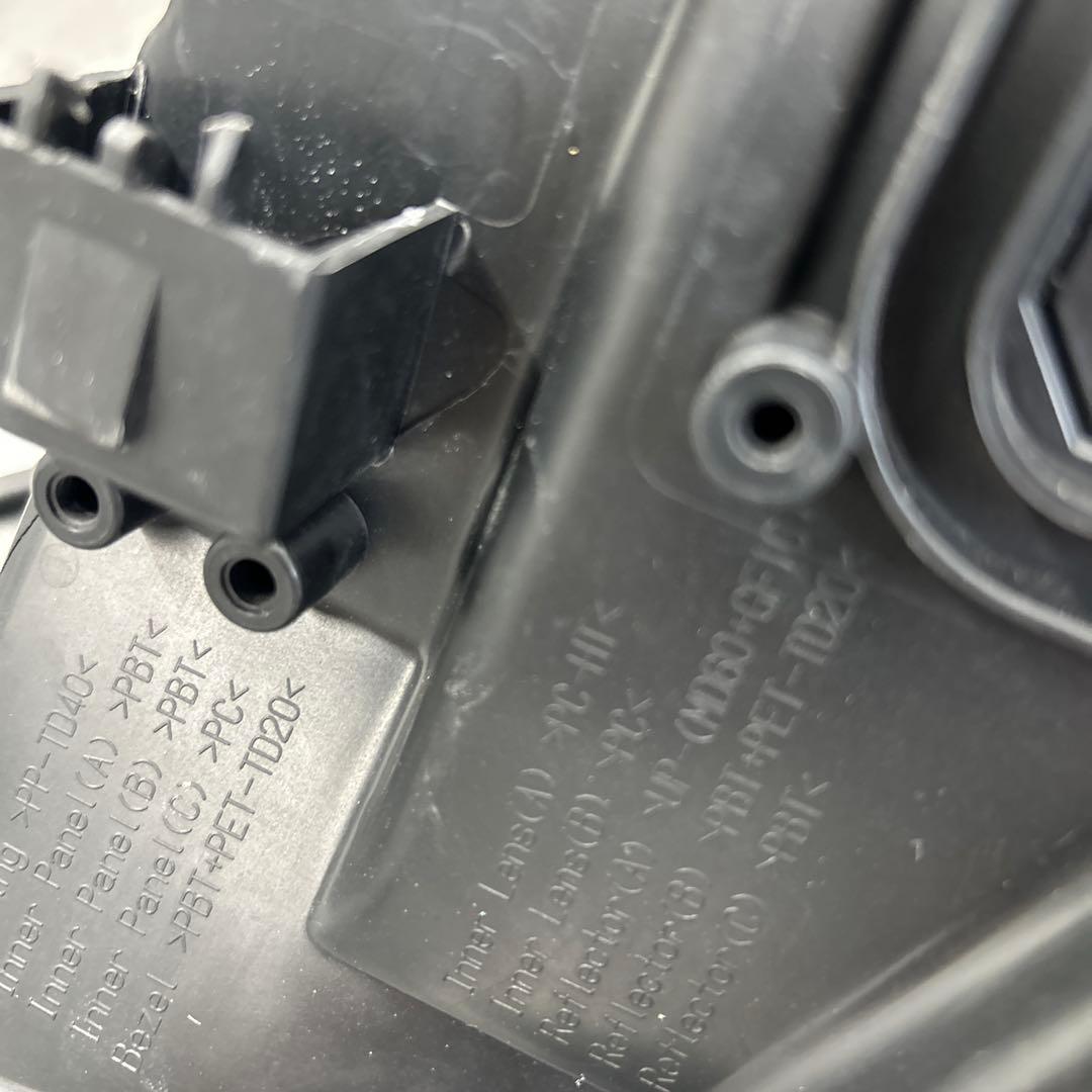 ヴォクシー右ヘッドライト