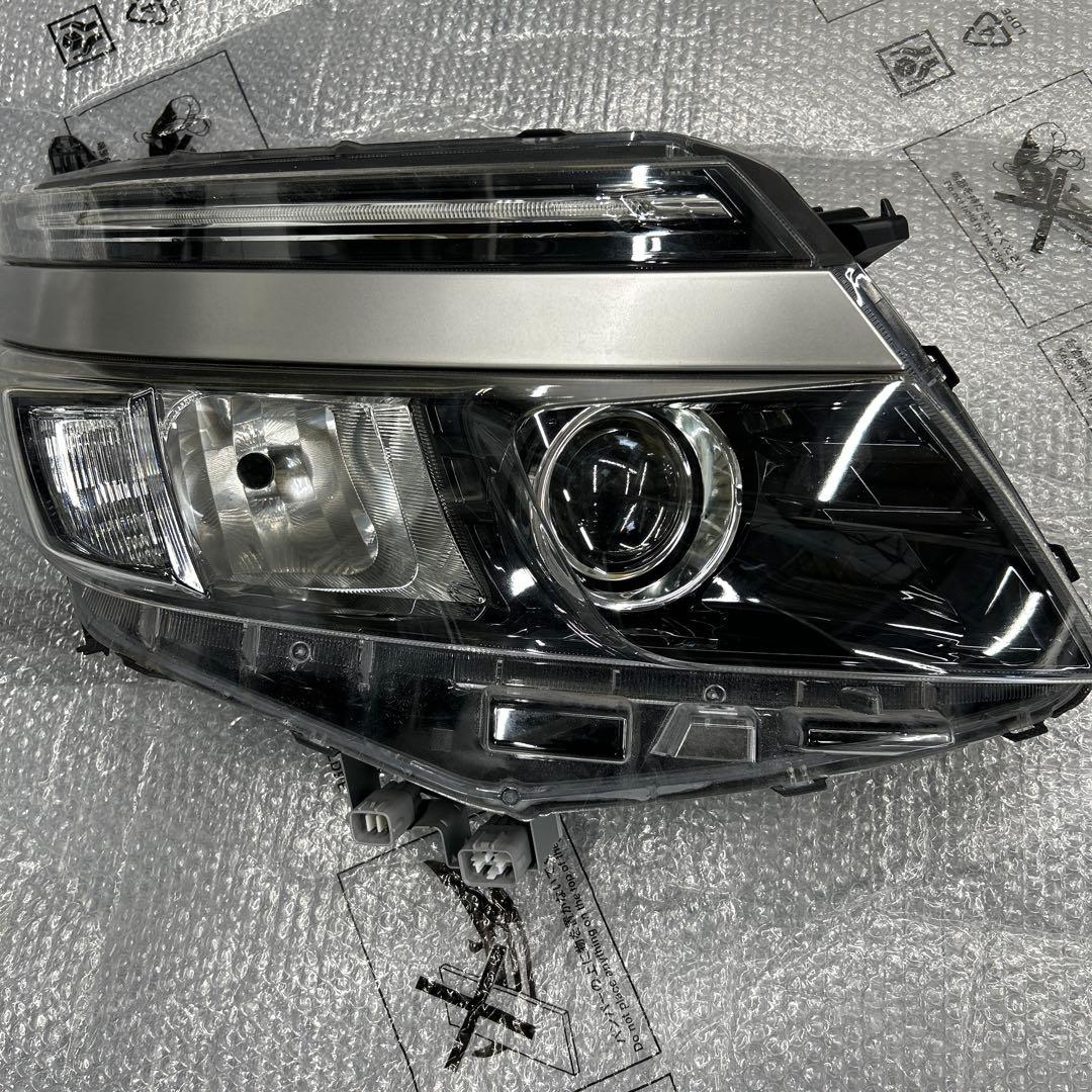 ヴォクシー右ヘッドライト