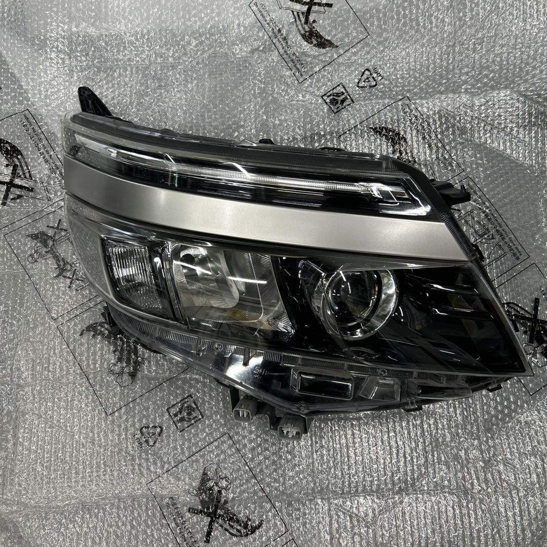 ヴォクシー右ヘッドライト