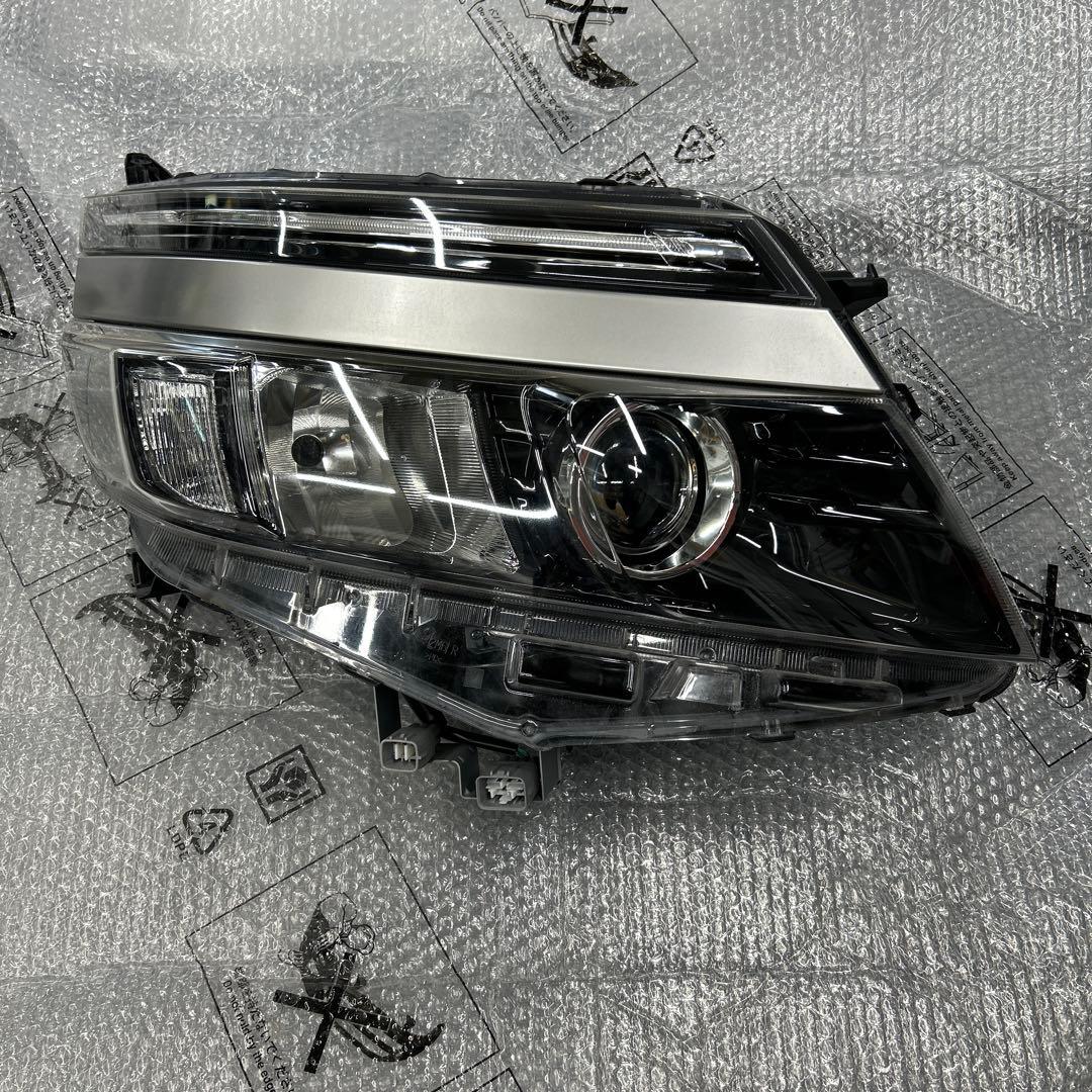 ヴォクシー右ヘッドライト