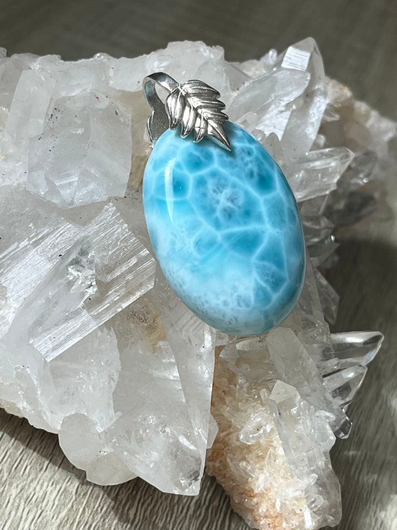 天然石ラリマー☆高品質！オーバル型ペンダントトップ☆リーフ型バチカンがステキ！