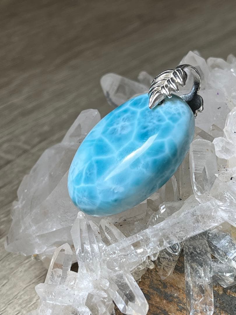 天然石ラリマー☆高品質！オーバル型ペンダントトップ☆リーフ型バチカンがステキ！