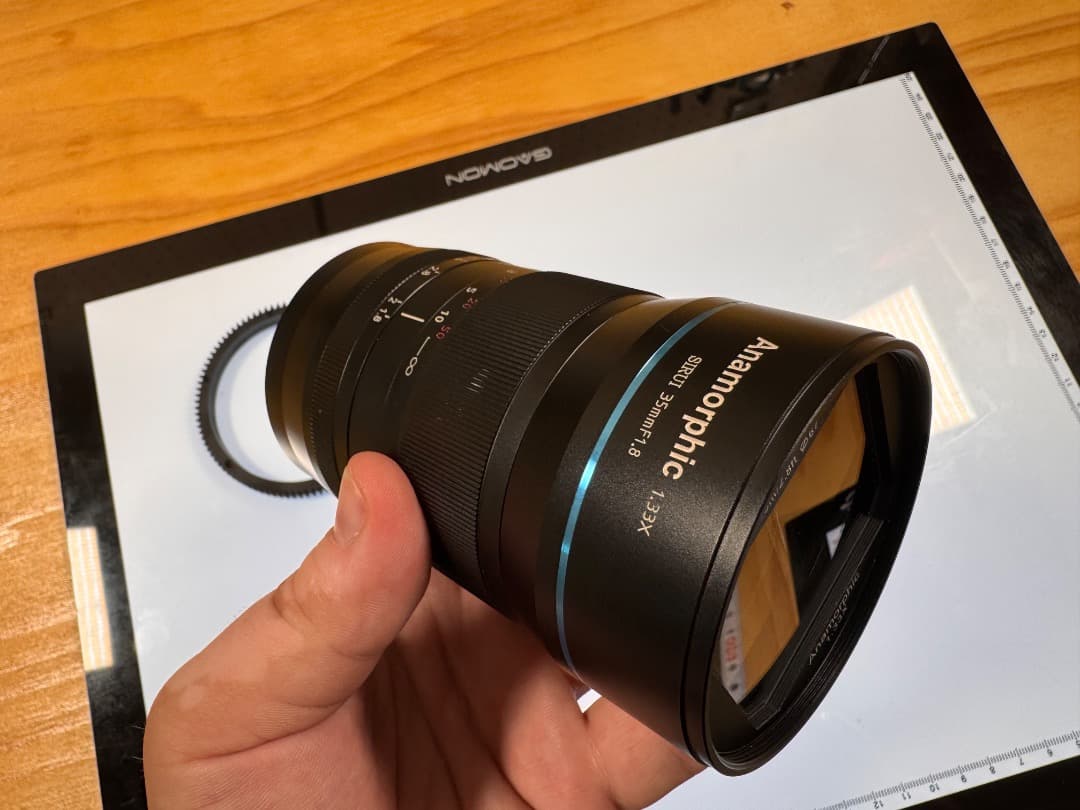 SIRUI 35mm F1.8 1.33x アナモルフィックレンズ（Lマウント）