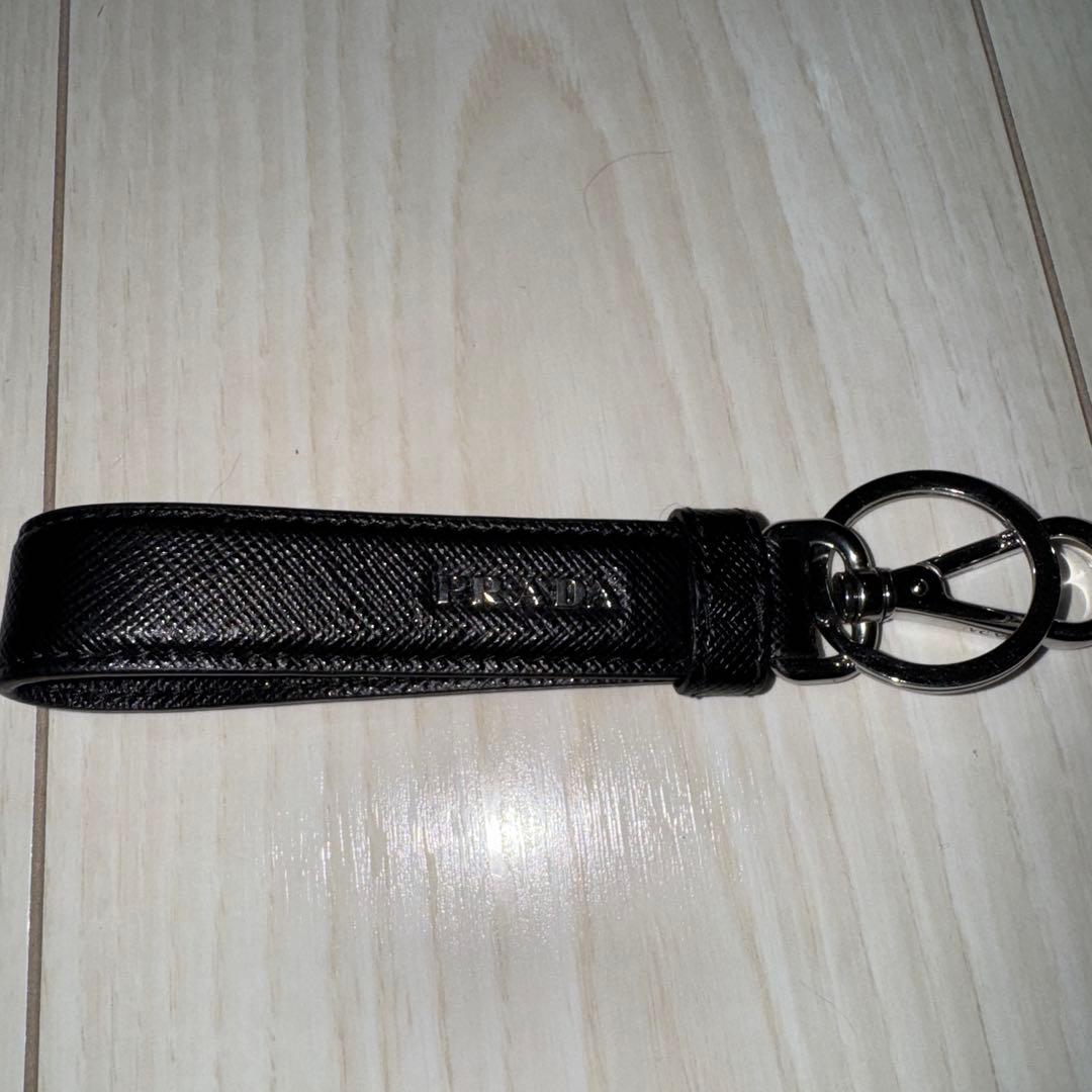 PRADA キーリング ブラック サフィアーノ レザー 三角プレート