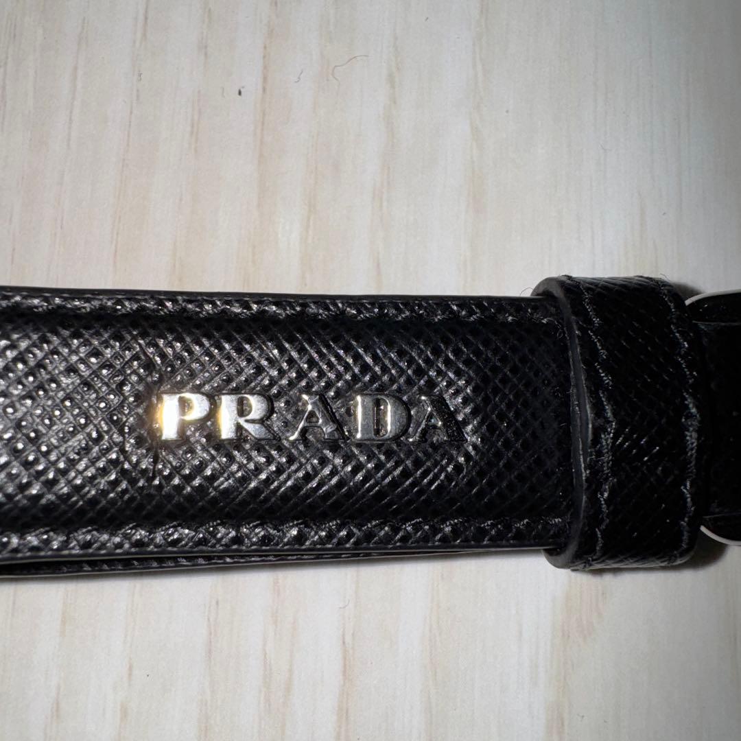 PRADA キーリング ブラック サフィアーノ レザー 三角プレート