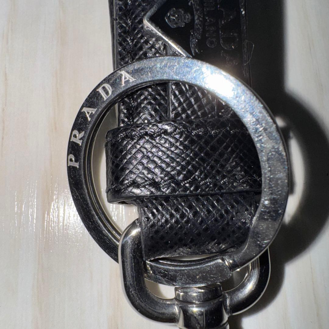 PRADA キーリング ブラック サフィアーノ レザー 三角プレート