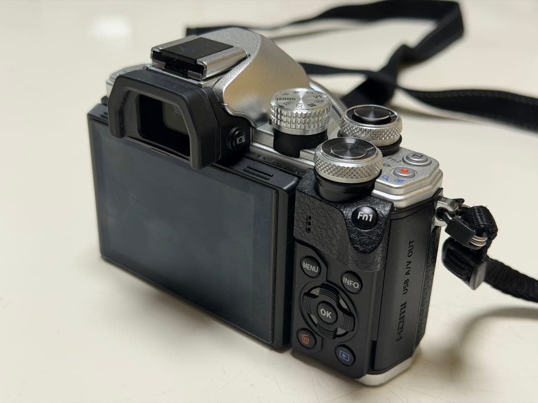 OLYMPUS OM-D E-M10 Mark ⅱ シルバー　EZダブルズーム