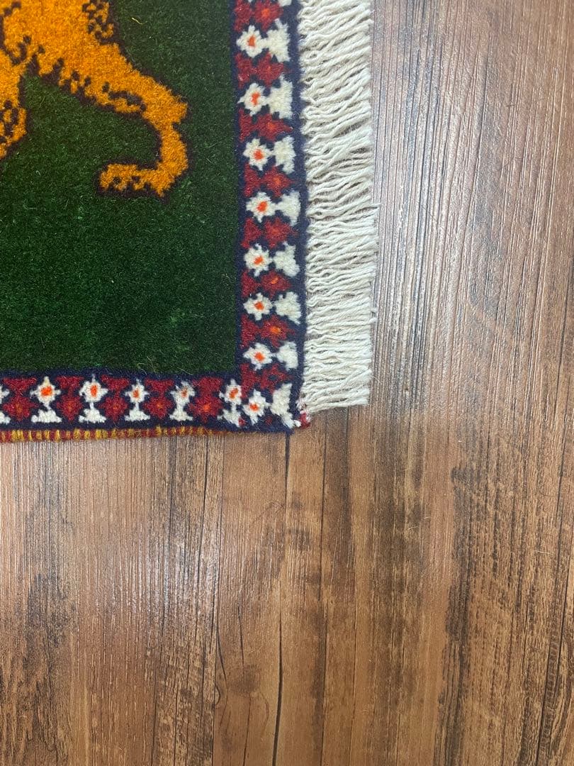 新品　ペルシャ絨毯　手織り　ヤラメ産　ライオン　緑色