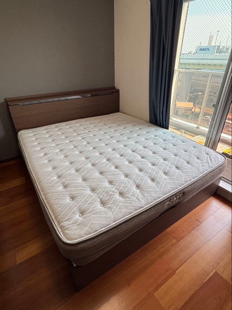 ニトリ　クイーンサイズベッドフレーム(マットレス付き)