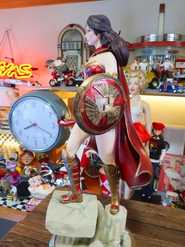 ワンダーウーマン 塗装済完成品 フィギュア スタチュー 像 ジオラマ台座付