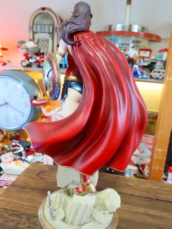ワンダーウーマン 塗装済完成品 フィギュア スタチュー 像 ジオラマ台座付