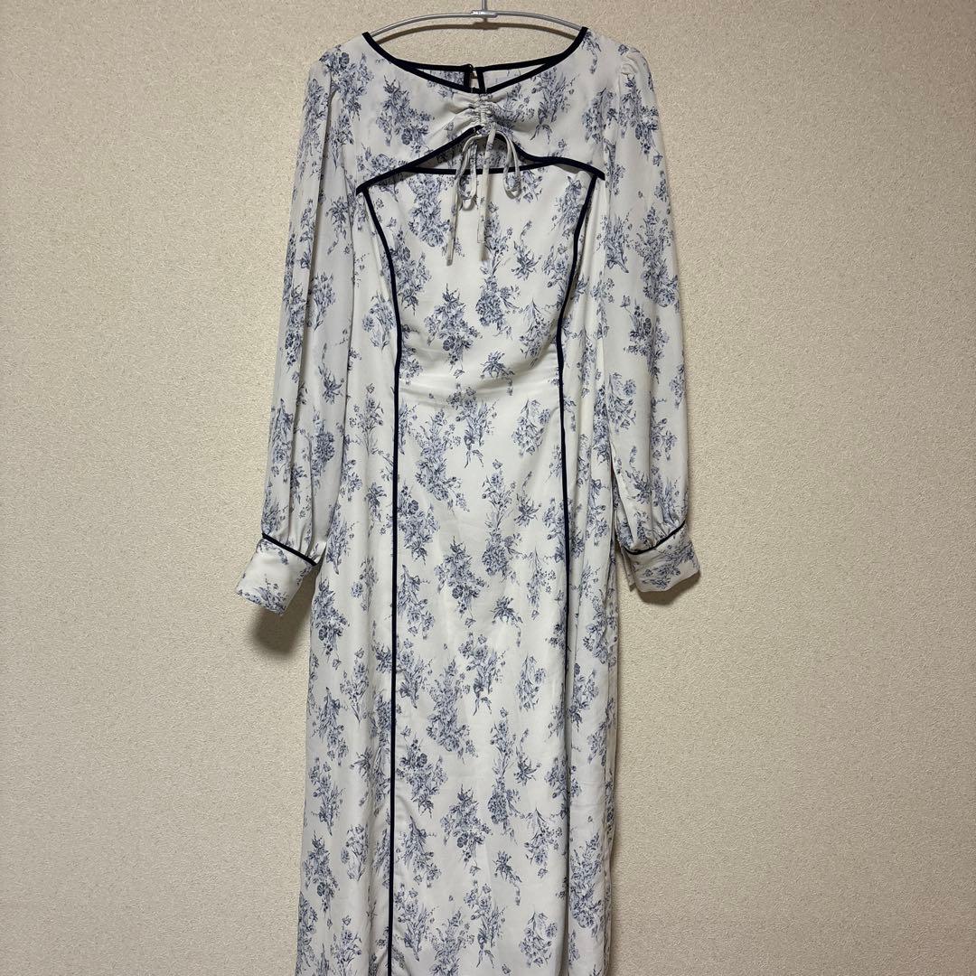 overE オーバーイー フラワーパイピングワンピース　オフホワイト　96サイズ