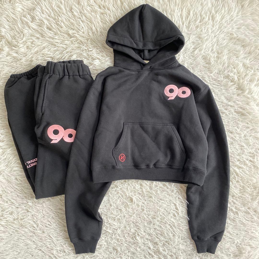 初心者です9090 フード付きセットアップ　ブラック　ピンク　ロゴ