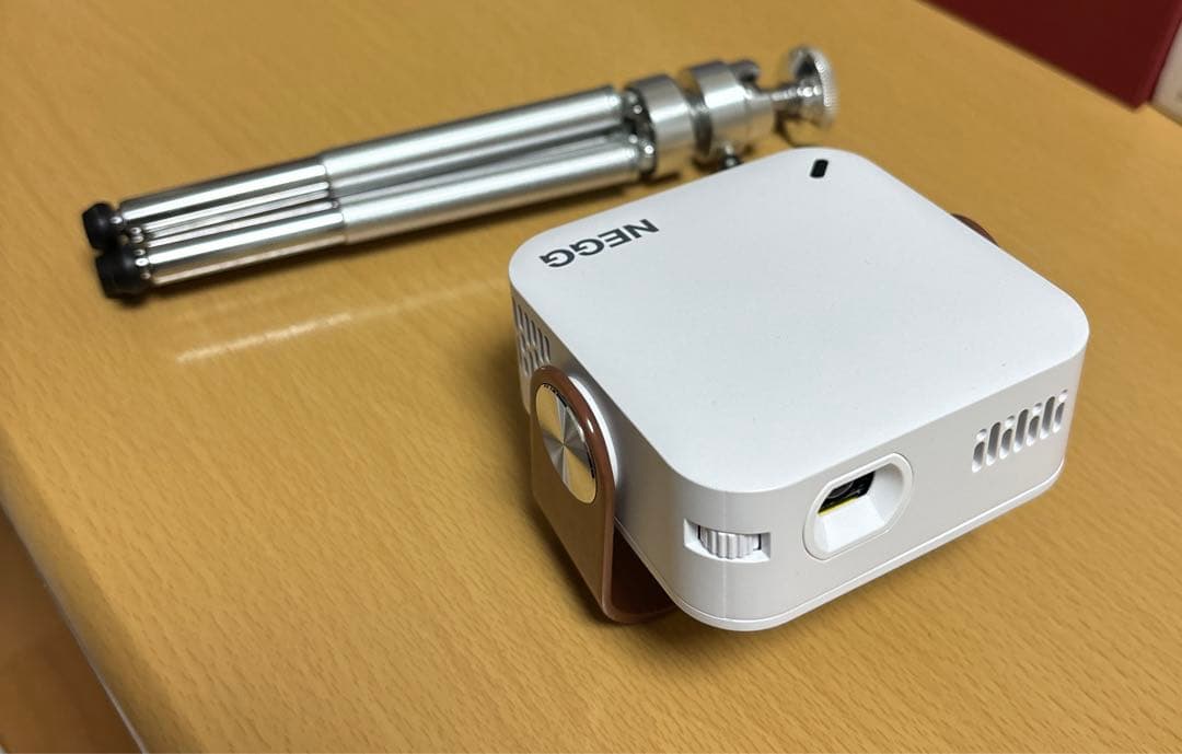 小型 モバイルプロジェクター 白／ブラウン