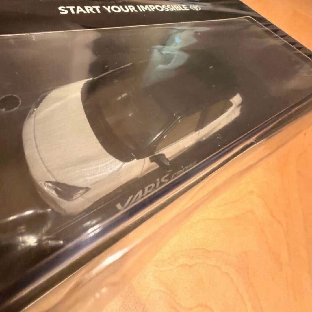 トヨタ カラーサンプル ミニカー ヤリスクロス 1/30スケール 白黒