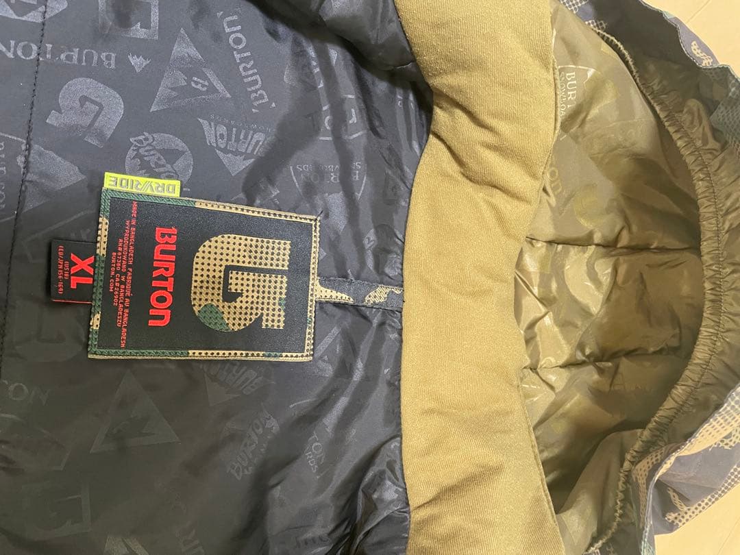 バートン　キッズ　迷彩フード付きウェアと緑色パンツセット