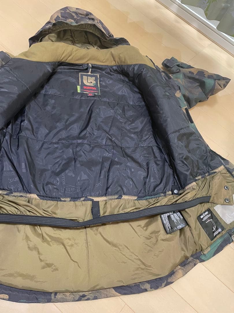 バートン　キッズ　迷彩フード付きウェアと緑色パンツセット