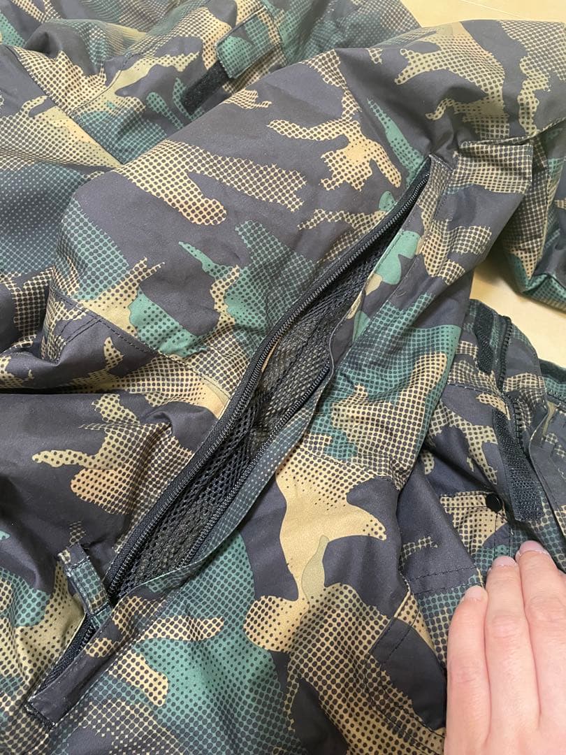 バートン　キッズ　迷彩フード付きウェアと緑色パンツセット