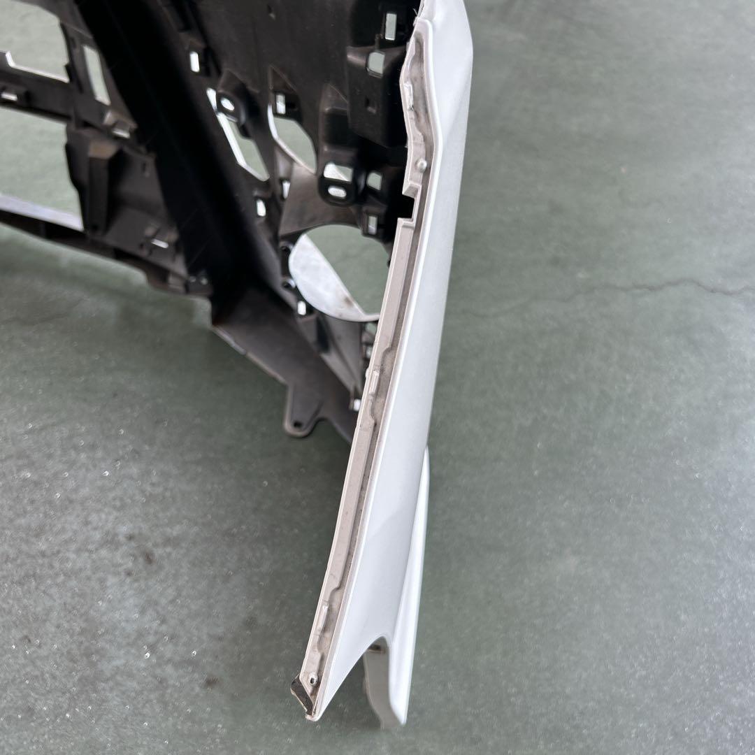 80ヴォクシー　フロントバンパー