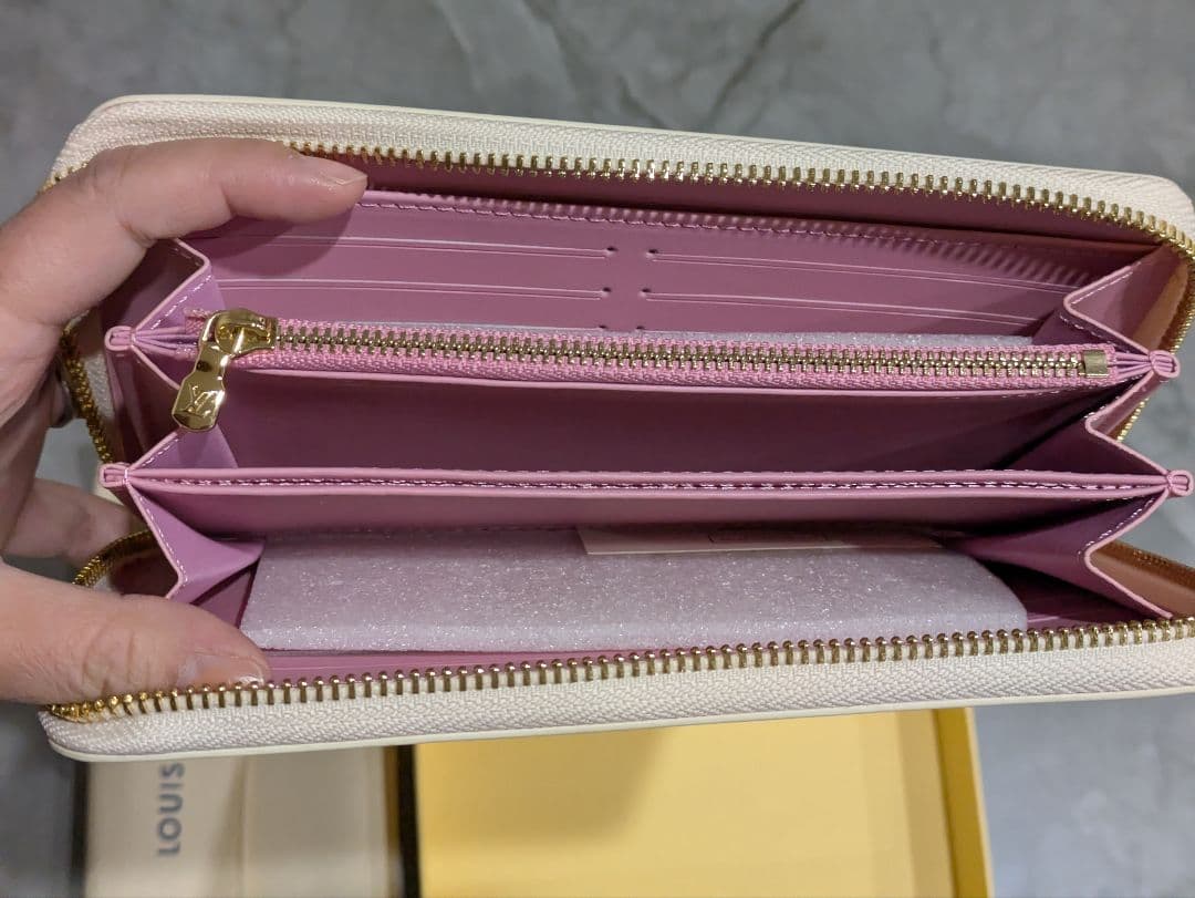 【新品・未使用】 モノグラム　ホワイト×ピンク　ノベルティ　非売品　長財布