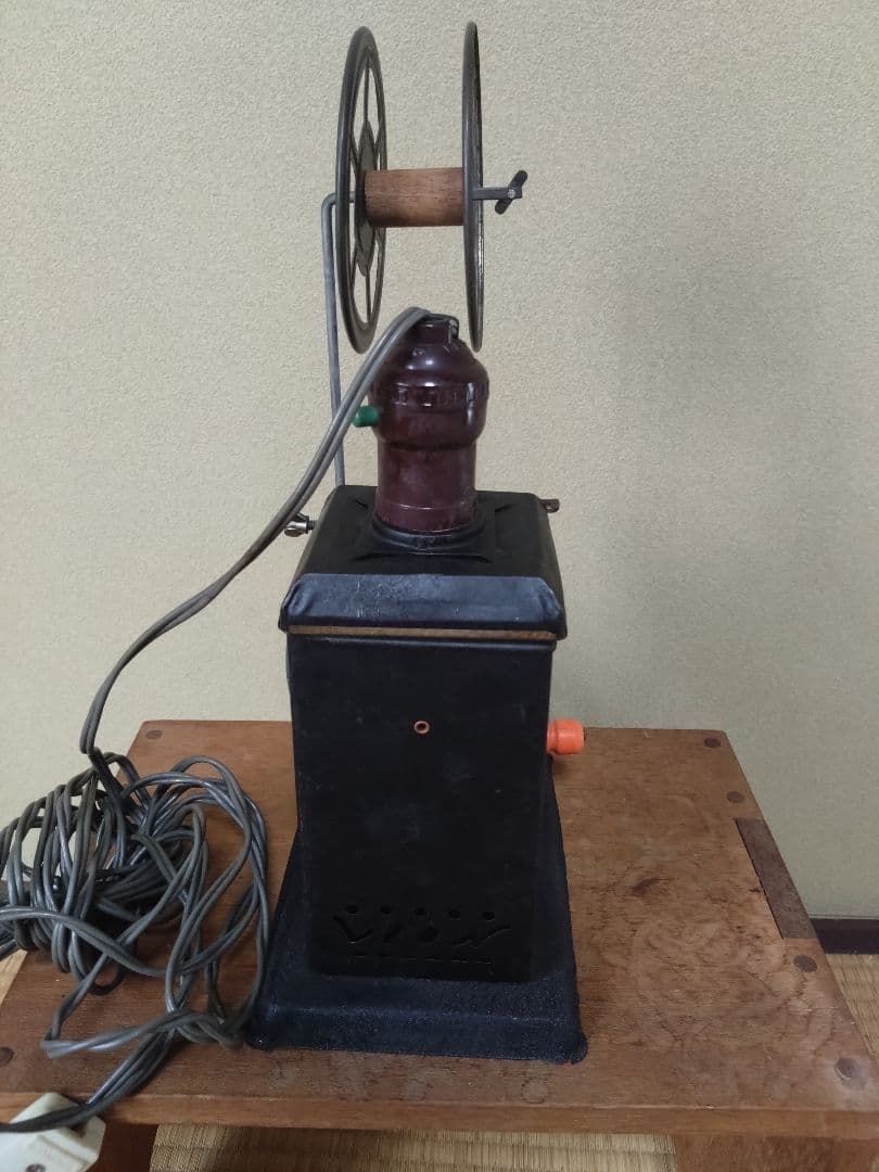 昭和レトロ　アンティーク　手動式映写機 と フィルム