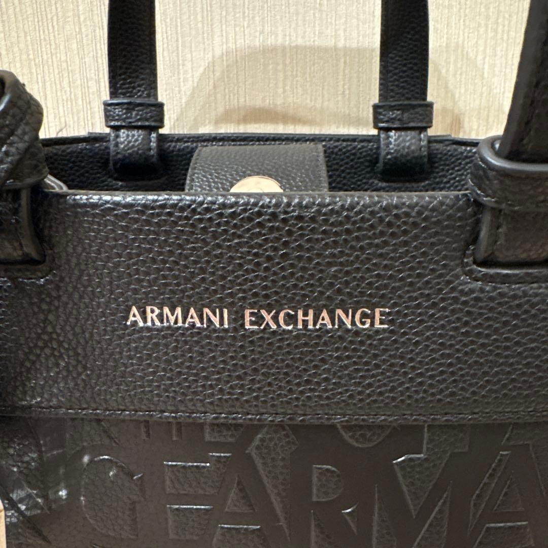 オールオーバーエンボスロゴ ミニハンドバッグ（グレイン）（EC限定カラー）