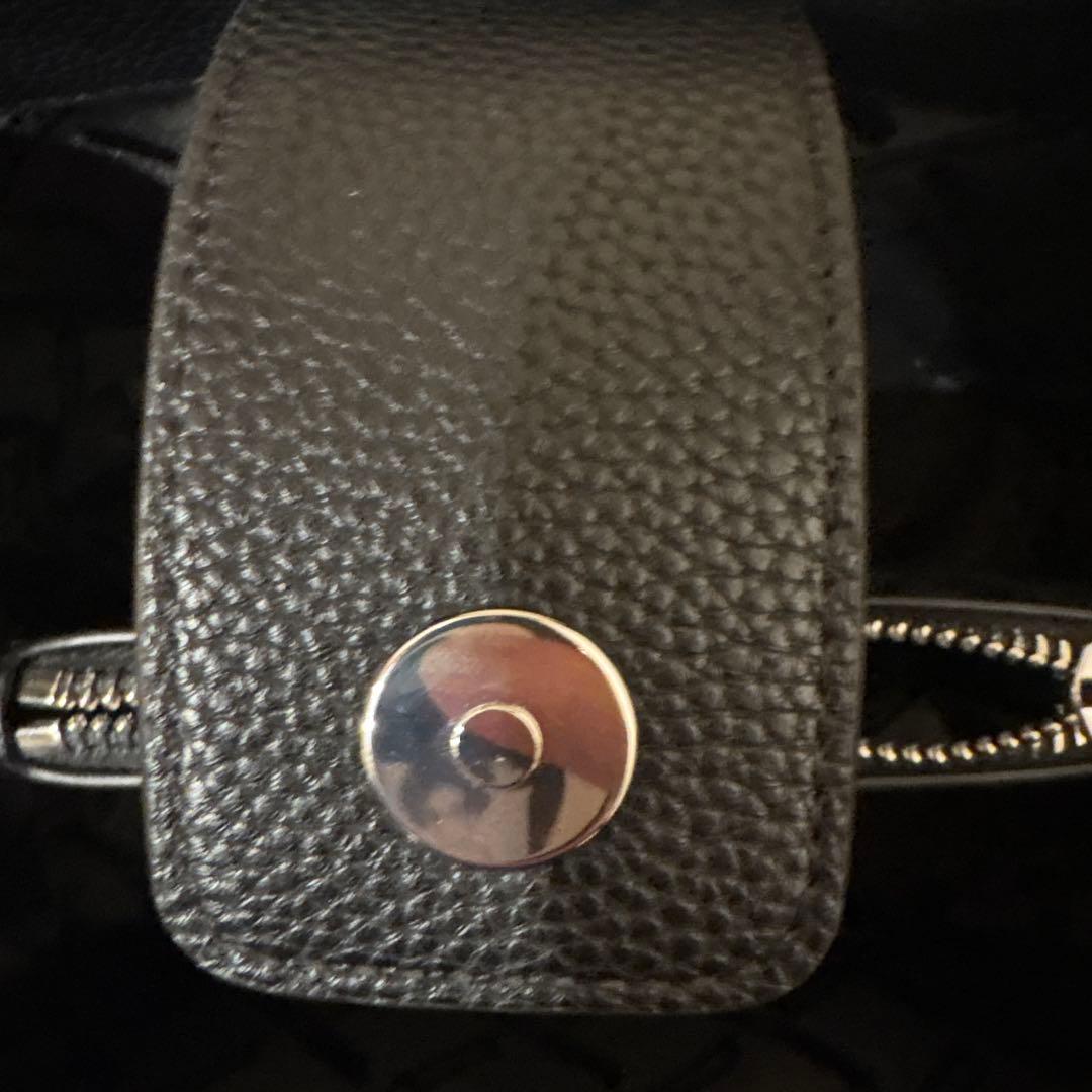 オールオーバーエンボスロゴ ミニハンドバッグ（グレイン）（EC限定カラー）