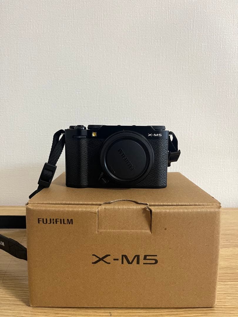 【一時的に値下げ中】FUJIFILM X-M5 ミラーレスカメラ 本体とケース