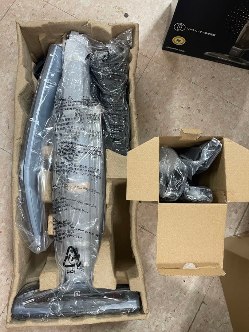 未使用エレクトロラックスエルゴラピード・スタンダードZB3311チタンブルー