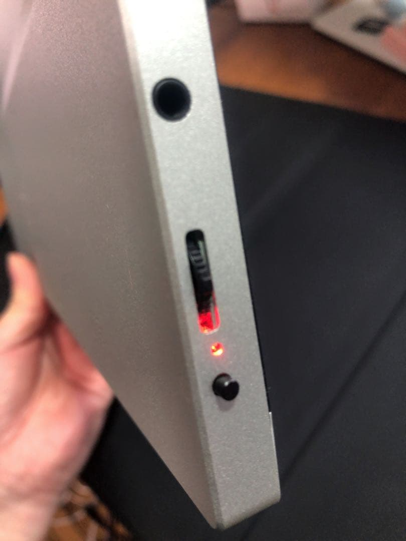 高画質　KUMK モバイルモニター 4k UHD 15.6インチ