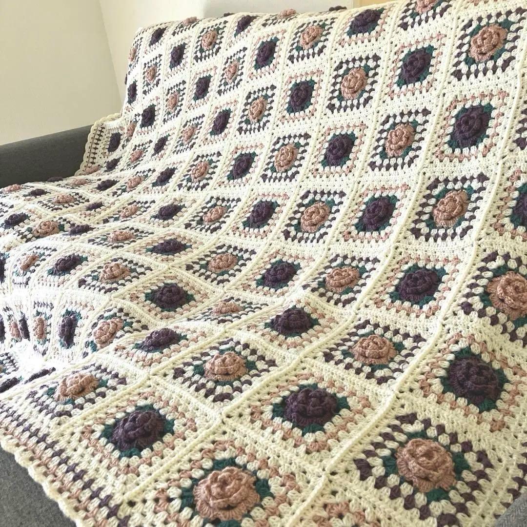 手編み薔薇のモチーフブランケット　マルチカバー　ベッドカバー